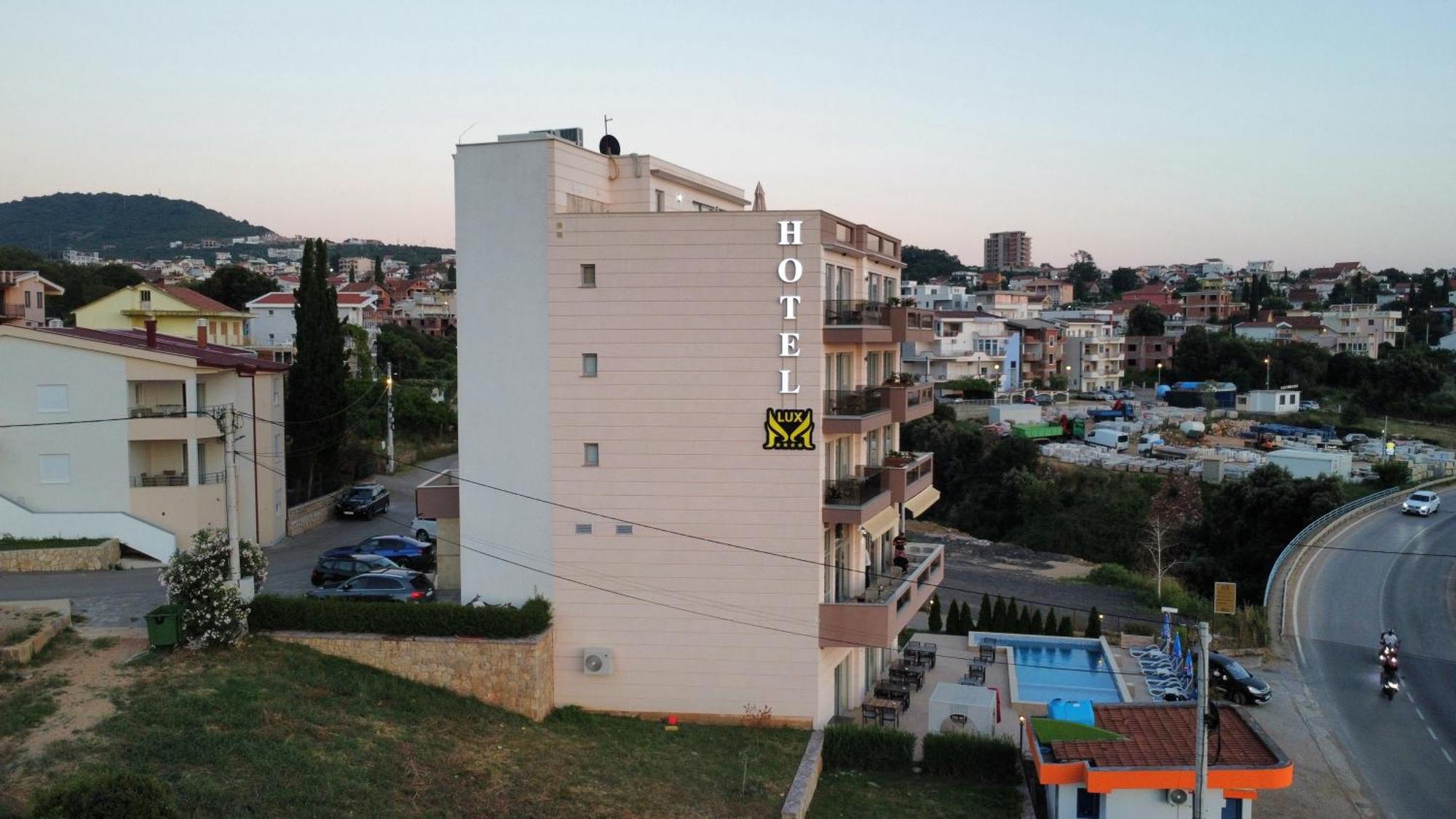 דוברה וודה Lux Hotel M מראה חיצוני תמונה